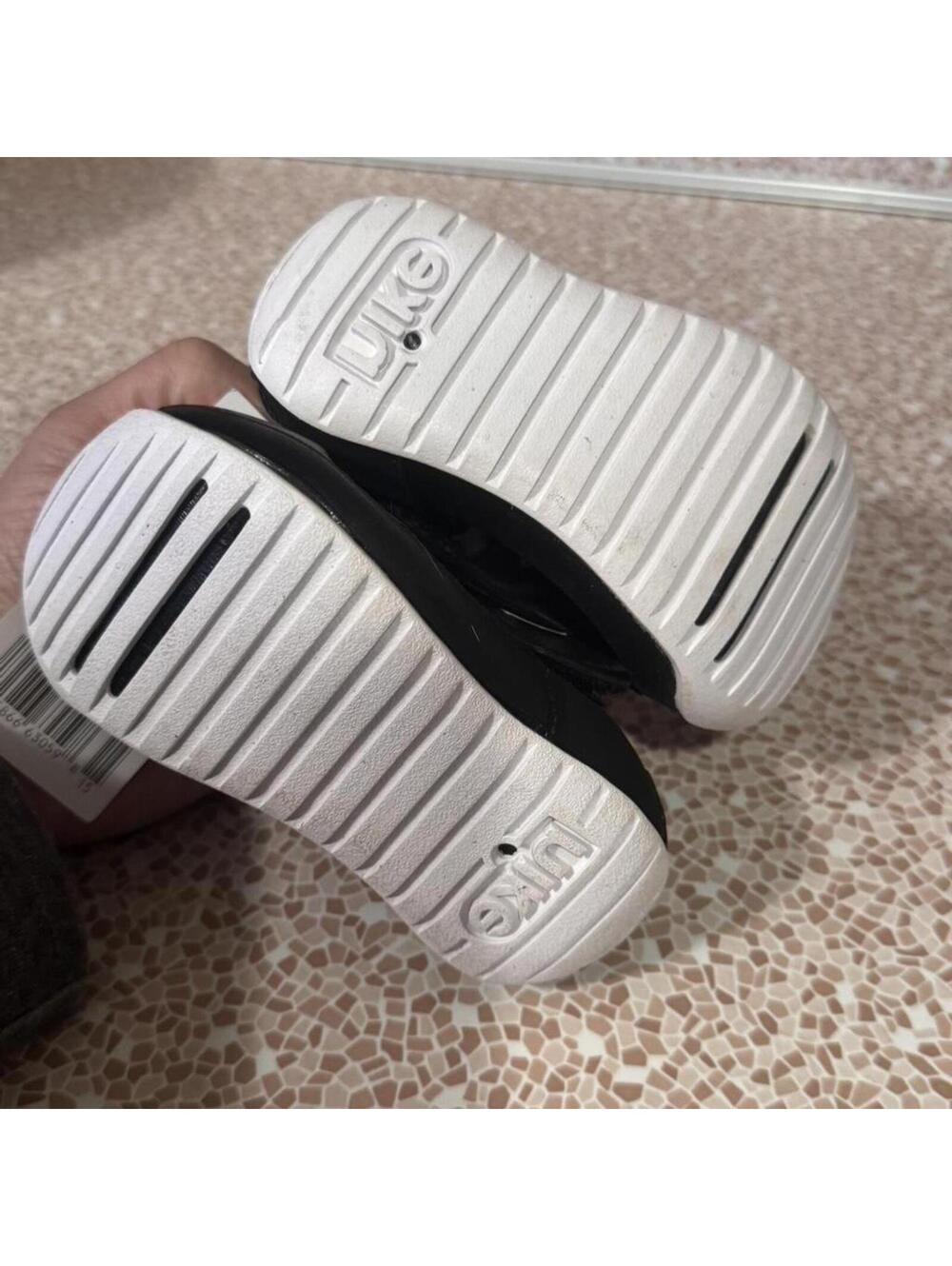 Nike Kid's Black Sandal size 5 - Picture 3 of 3